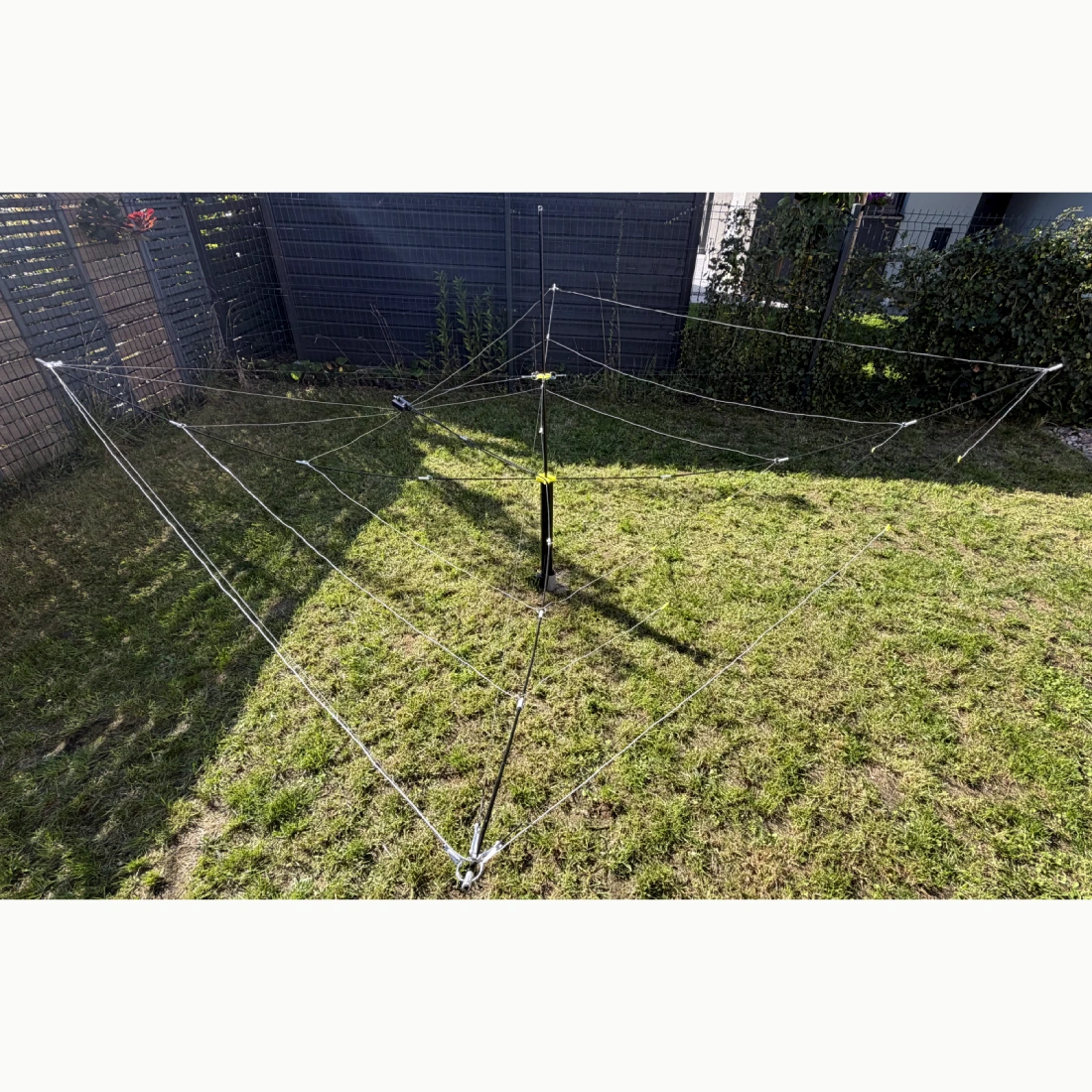 Ultra Light Cobweb Antenna with fully extended wire elements on a retracted telescopic mas